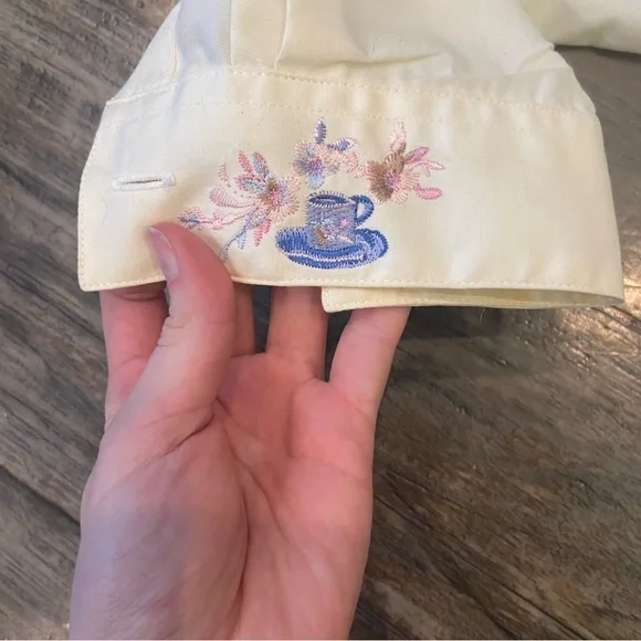 Vintage ivory button down blouse embroidered tea set motif - Picture 7 of 8